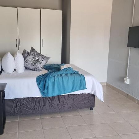 Stay At Home Airport Lodge Kempton Park Bagian luar foto