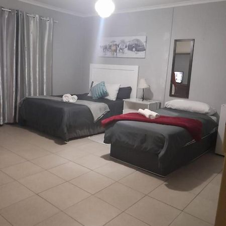 Stay At Home Airport Lodge Kempton Park Bagian luar foto
