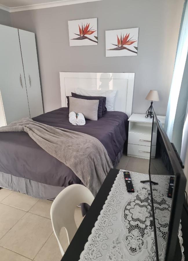 Stay At Home Airport Lodge Kempton Park Bagian luar foto