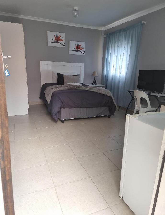 Stay At Home Airport Lodge Kempton Park Bagian luar foto