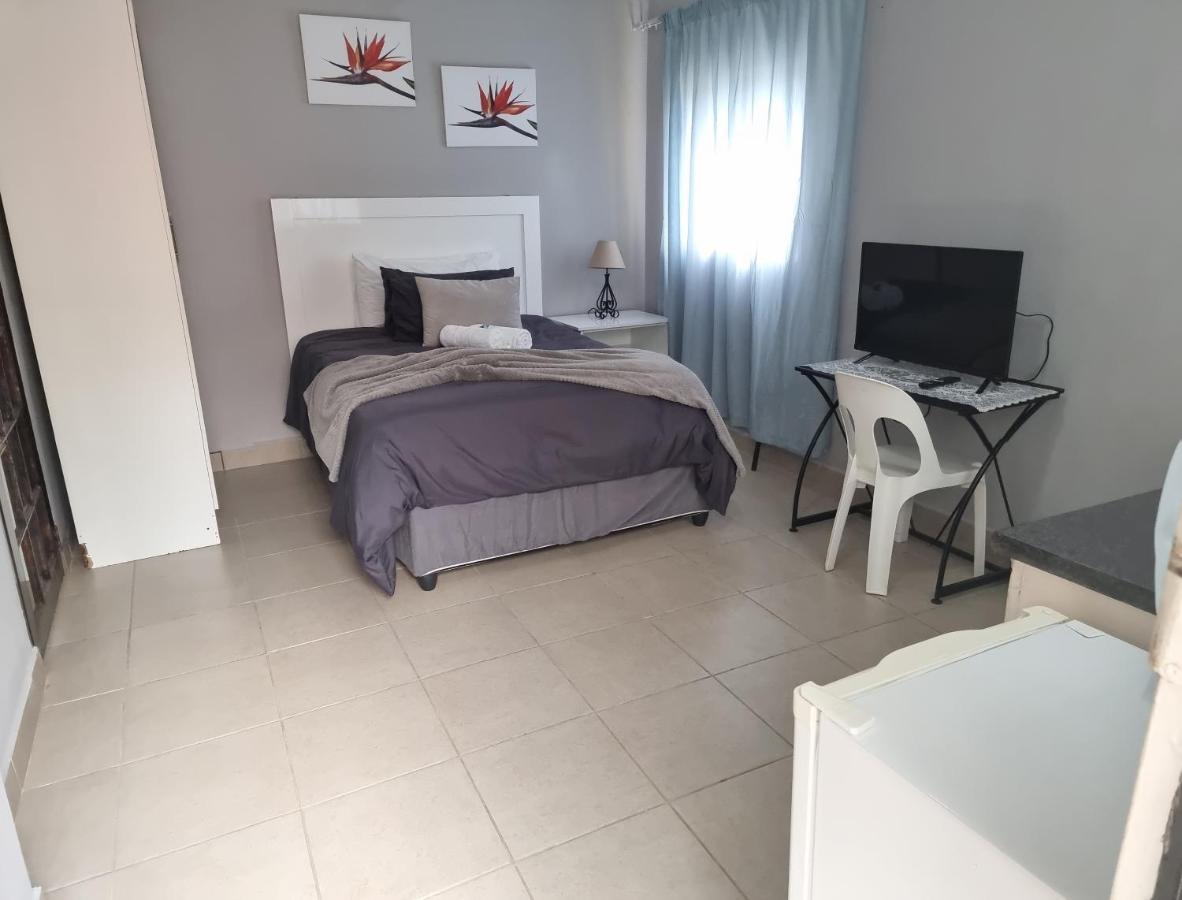 Stay At Home Airport Lodge Kempton Park Bagian luar foto