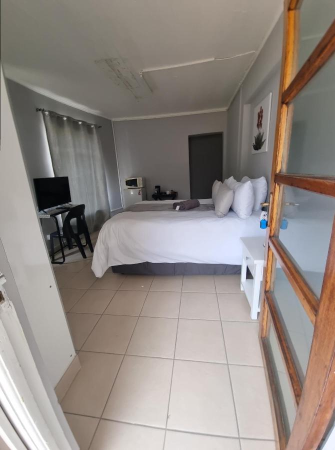 Stay At Home Airport Lodge Kempton Park Bagian luar foto