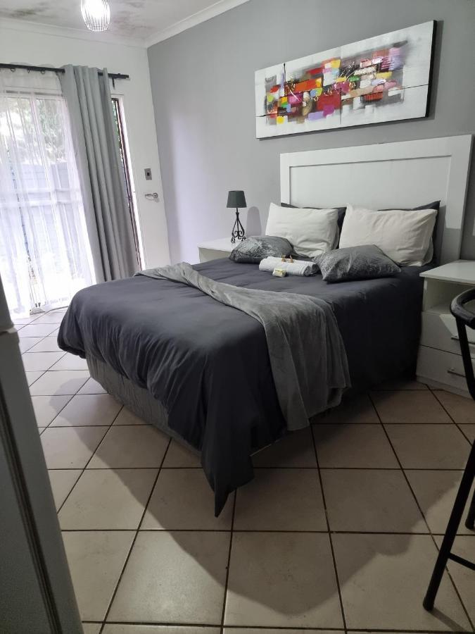 Stay At Home Airport Lodge Kempton Park Bagian luar foto