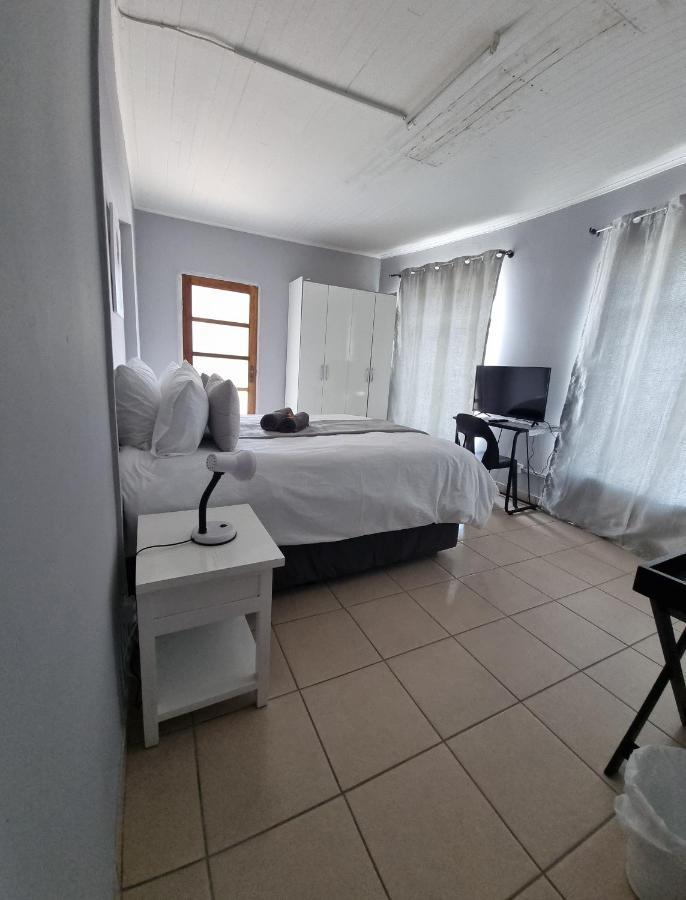 Stay At Home Airport Lodge Kempton Park Bagian luar foto