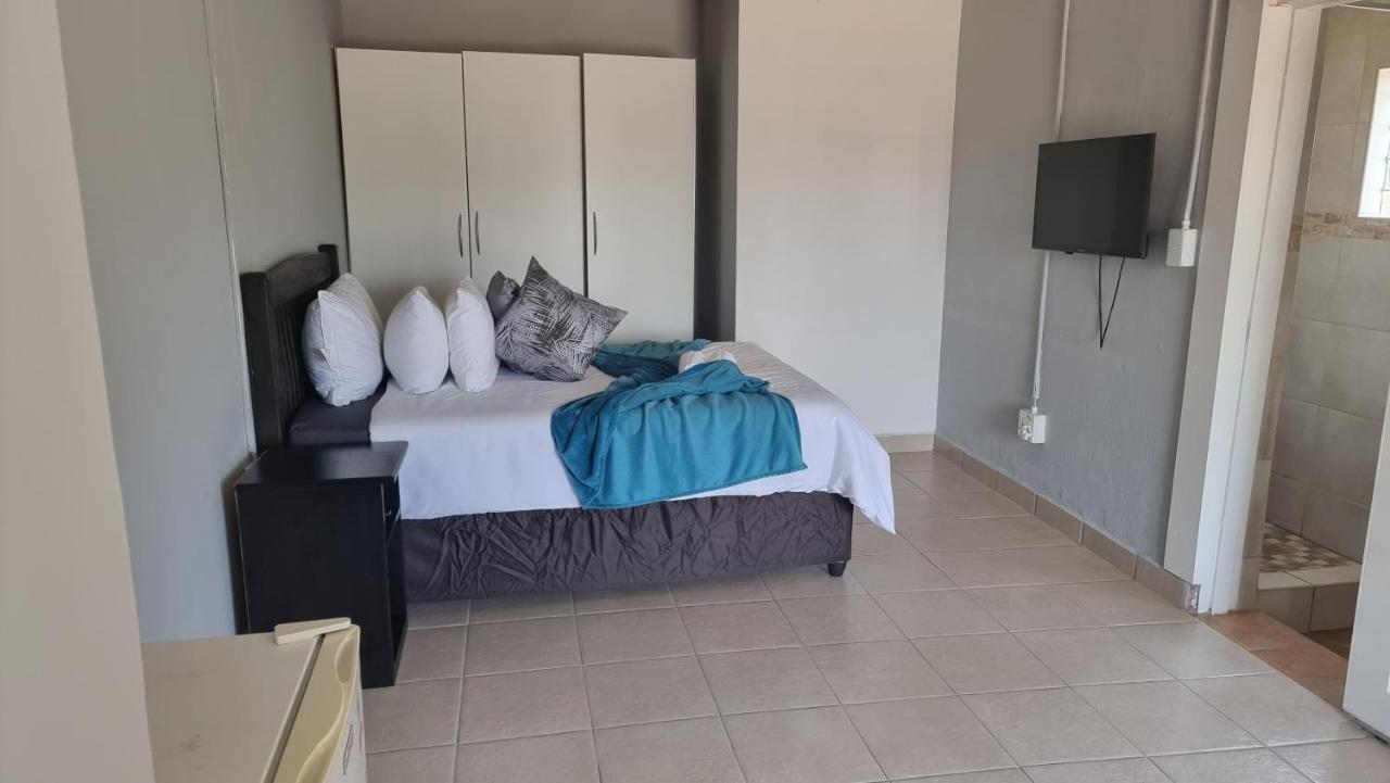 Stay At Home Airport Lodge Kempton Park Bagian luar foto