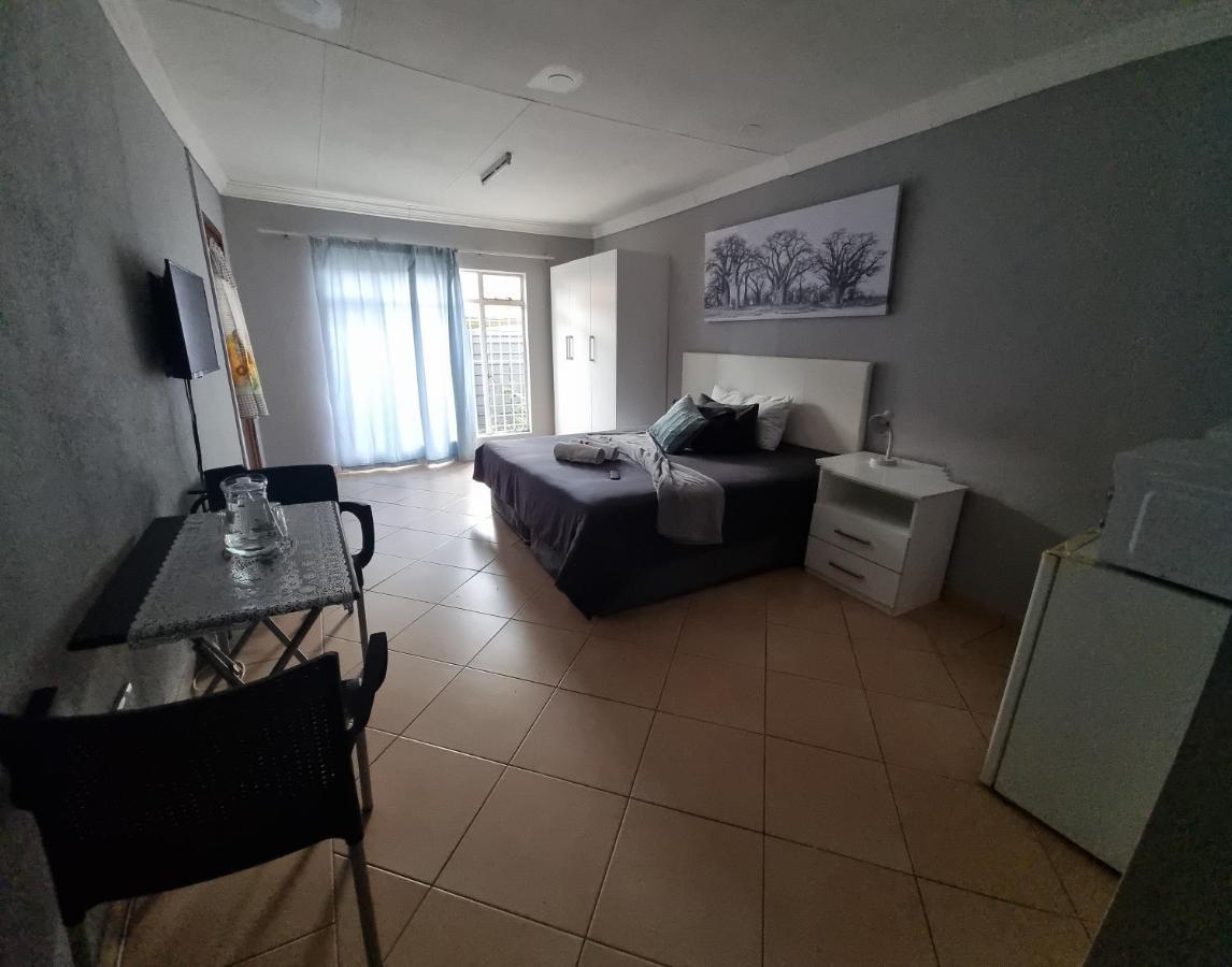 Stay At Home Airport Lodge Kempton Park Bagian luar foto