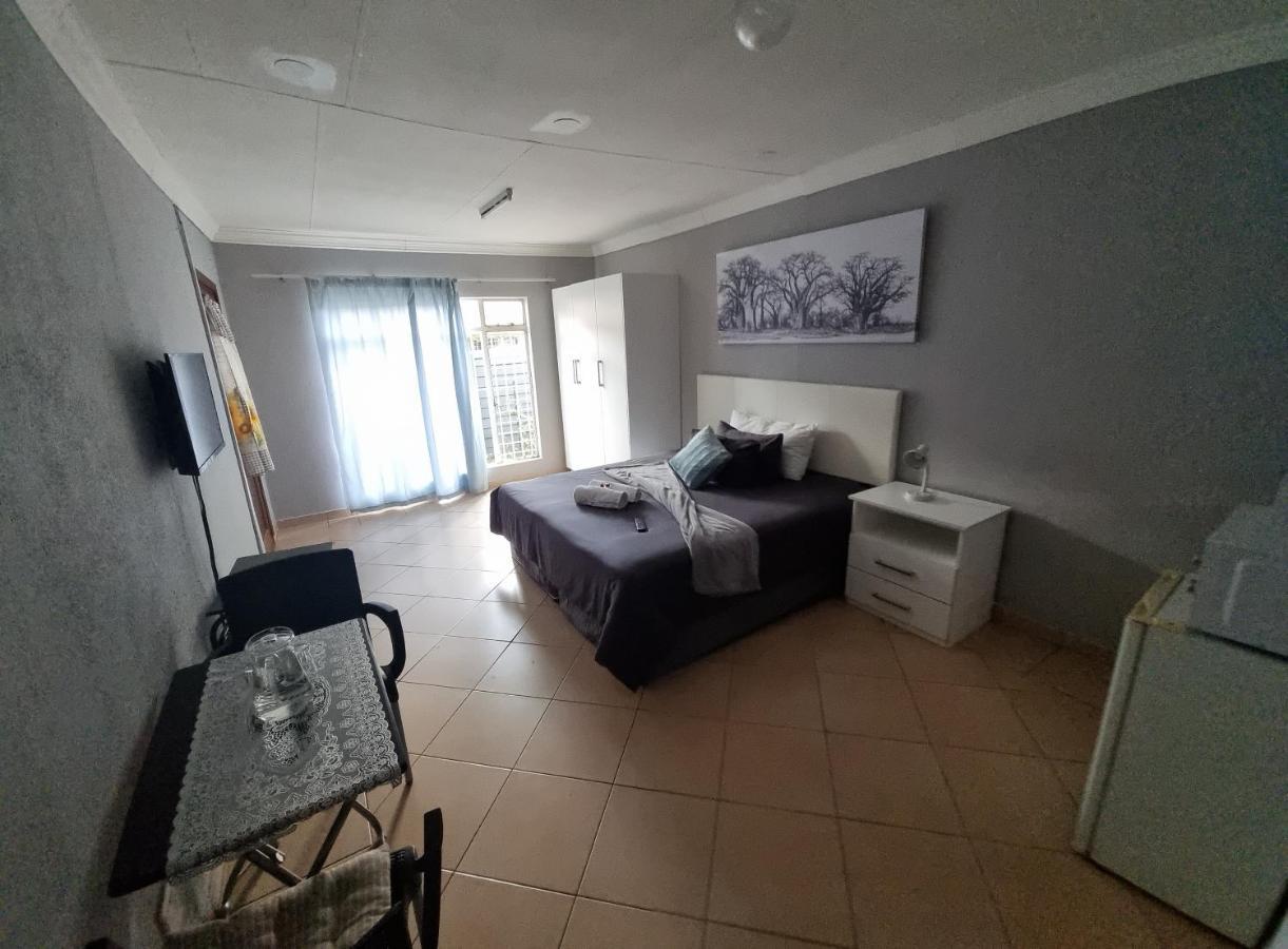 Stay At Home Airport Lodge Kempton Park Bagian luar foto