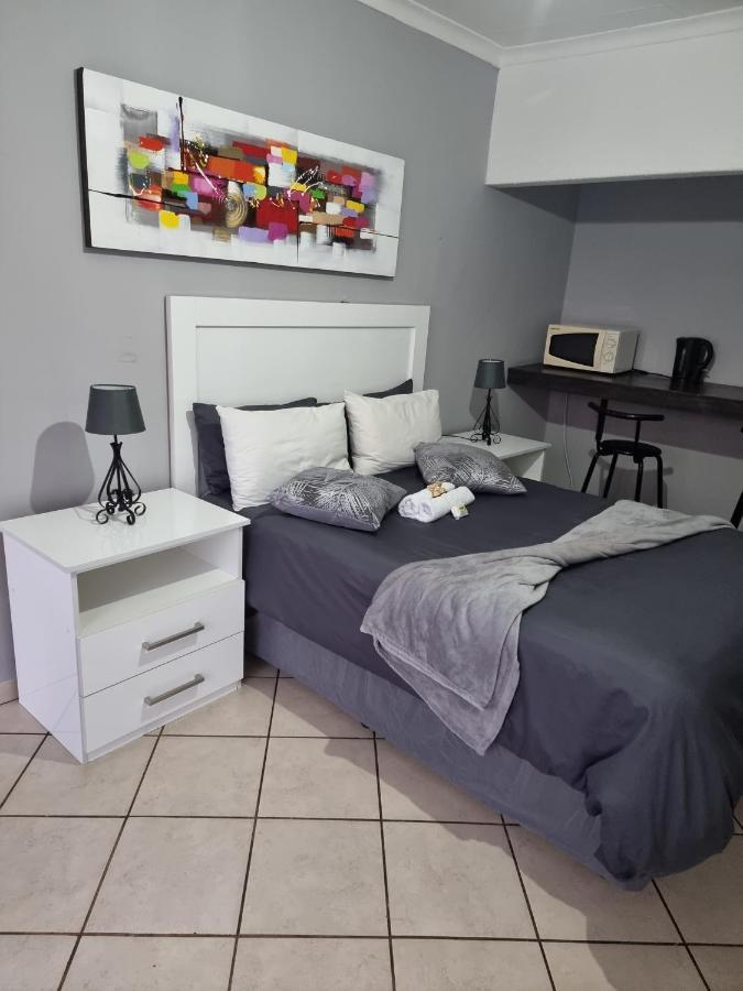 Stay At Home Airport Lodge Kempton Park Bagian luar foto