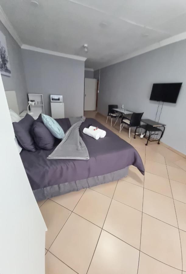 Stay At Home Airport Lodge Kempton Park Bagian luar foto