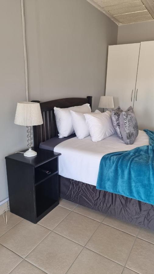 Stay At Home Airport Lodge Kempton Park Bagian luar foto