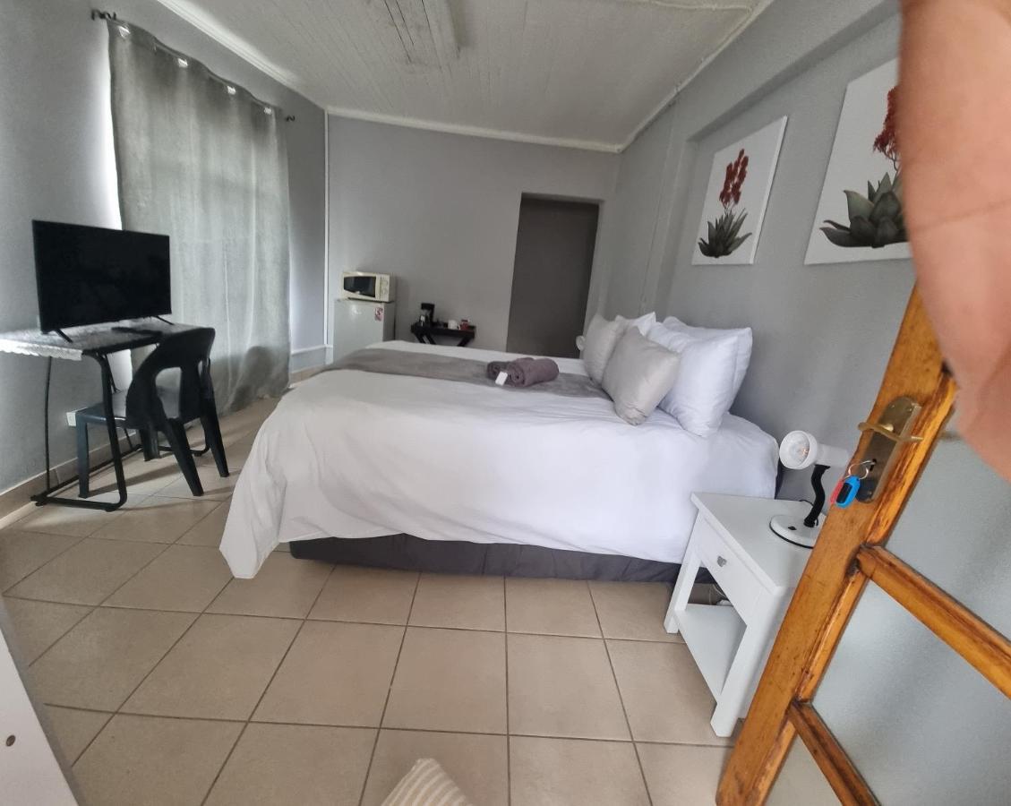 Stay At Home Airport Lodge Kempton Park Bagian luar foto