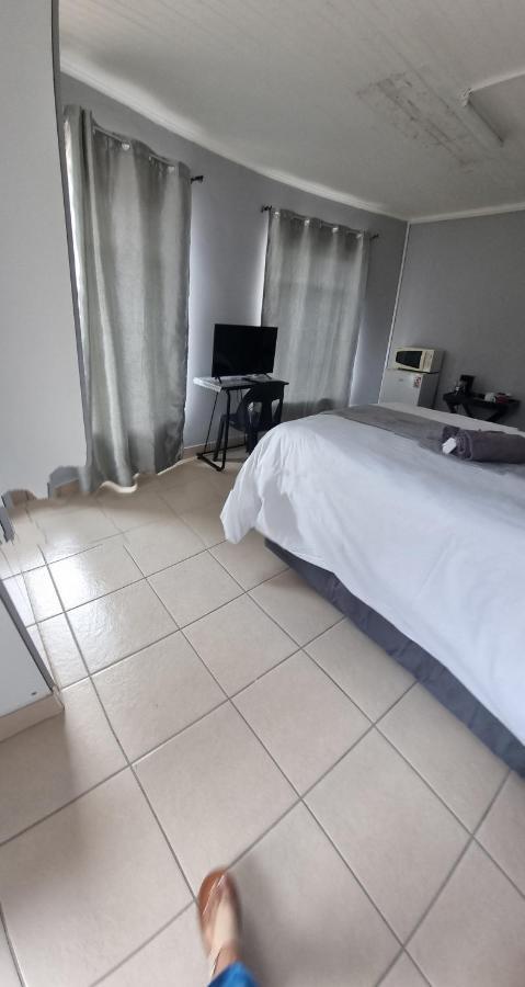 Stay At Home Airport Lodge Kempton Park Bagian luar foto