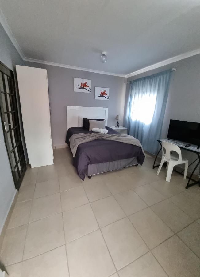 Stay At Home Airport Lodge Kempton Park Bagian luar foto