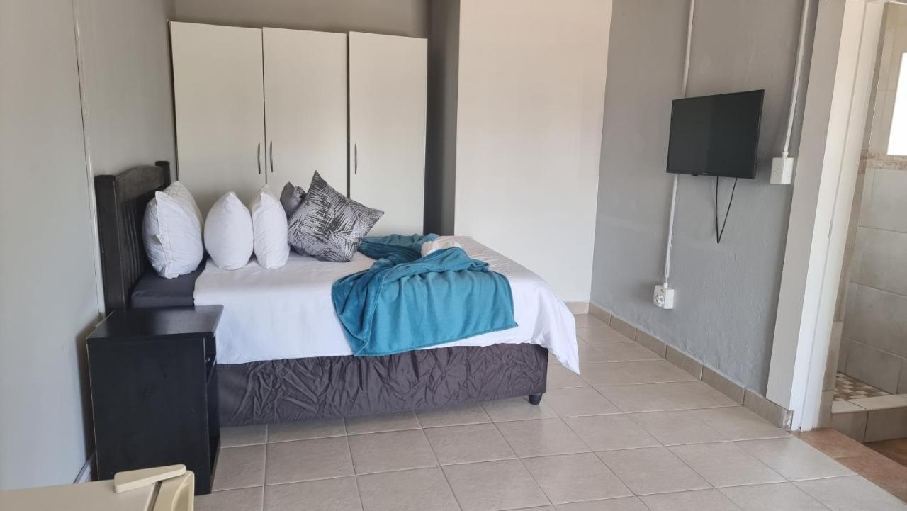 Stay At Home Airport Lodge Kempton Park Bagian luar foto
