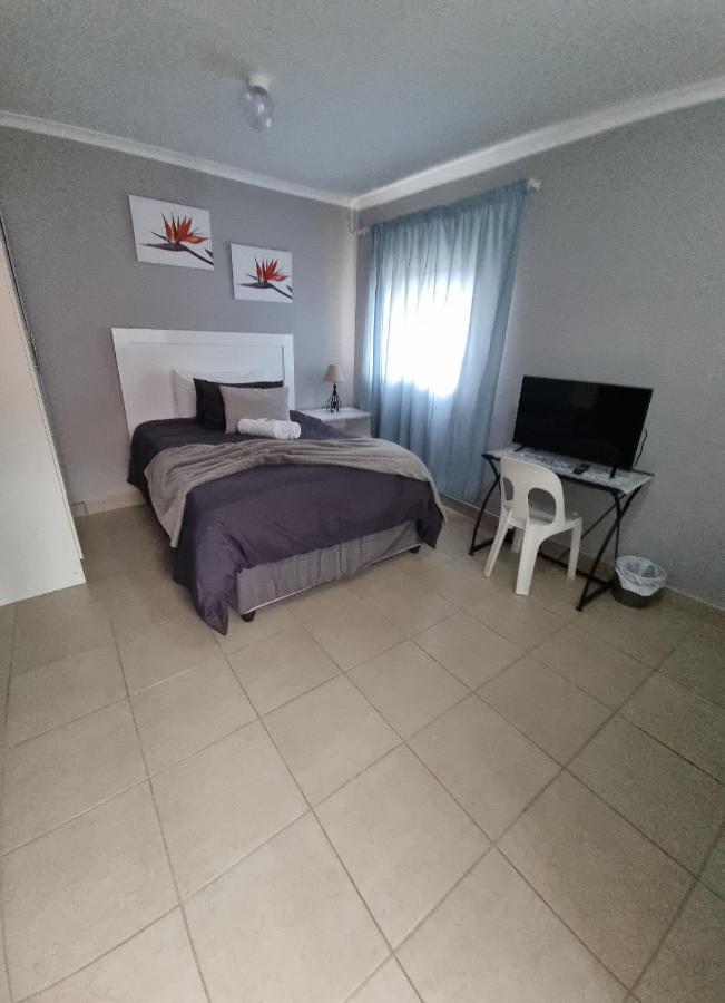 Stay At Home Airport Lodge Kempton Park Bagian luar foto