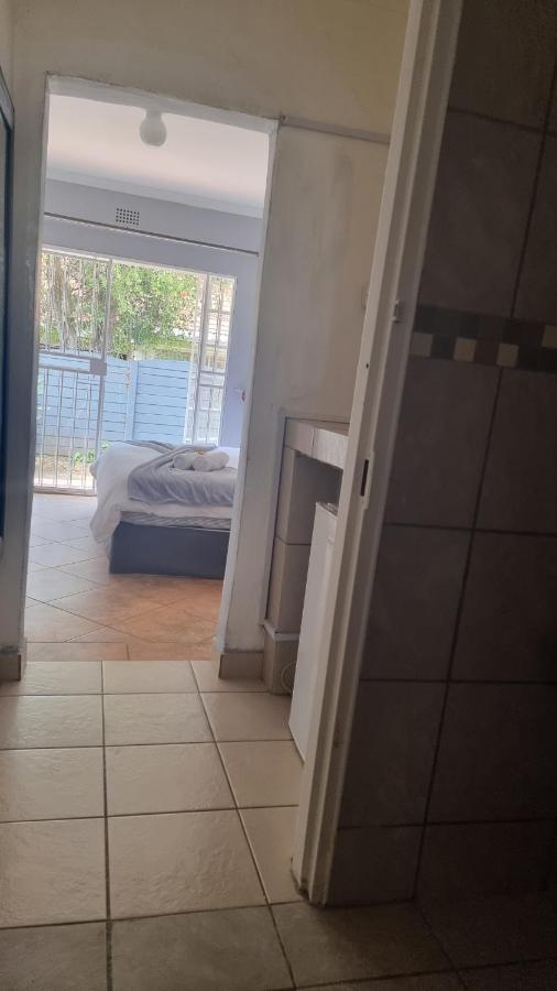 Stay At Home Airport Lodge Kempton Park Bagian luar foto