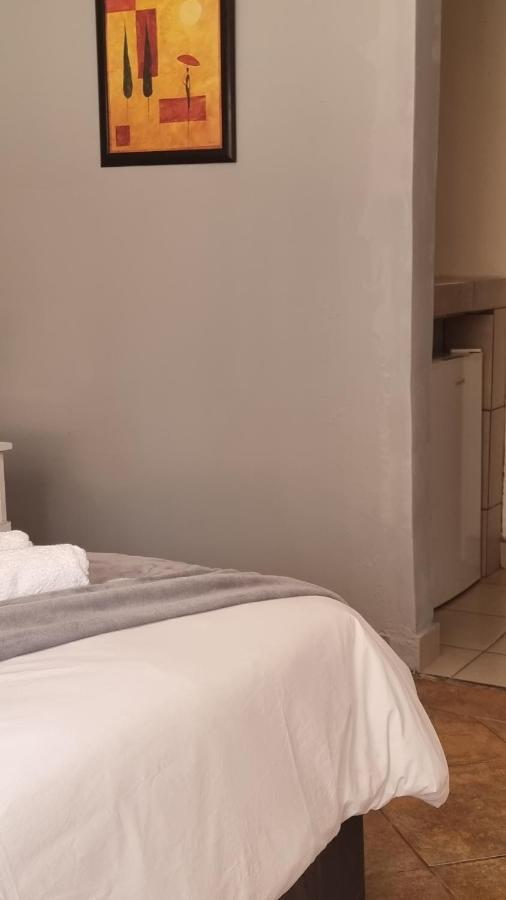 Stay At Home Airport Lodge Kempton Park Bagian luar foto