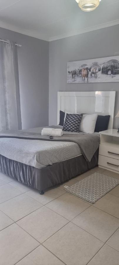 Stay At Home Airport Lodge Kempton Park Bagian luar foto