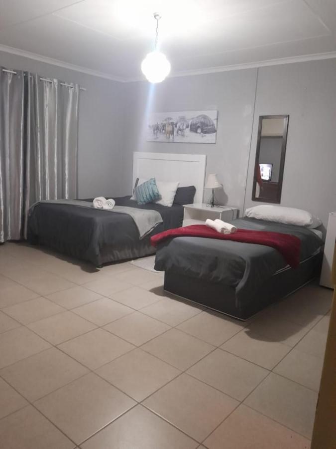 Stay At Home Airport Lodge Kempton Park Bagian luar foto