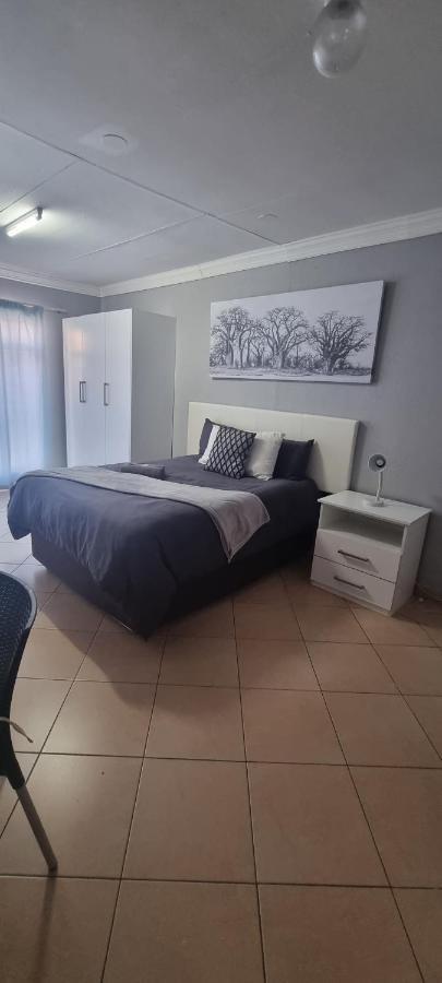 Stay At Home Airport Lodge Kempton Park Bagian luar foto