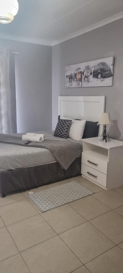 Stay At Home Airport Lodge Kempton Park Bagian luar foto