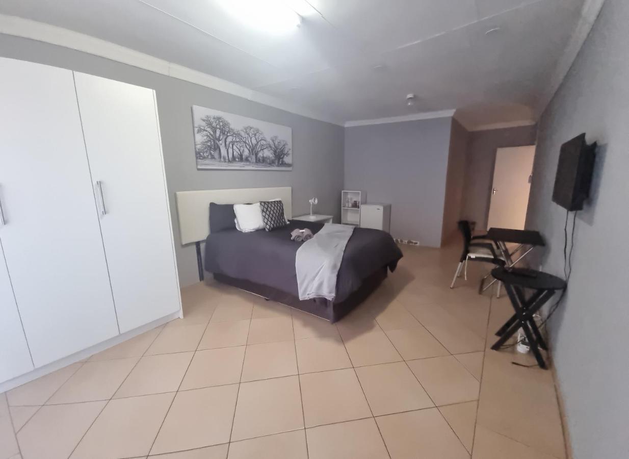 Stay At Home Airport Lodge Kempton Park Bagian luar foto