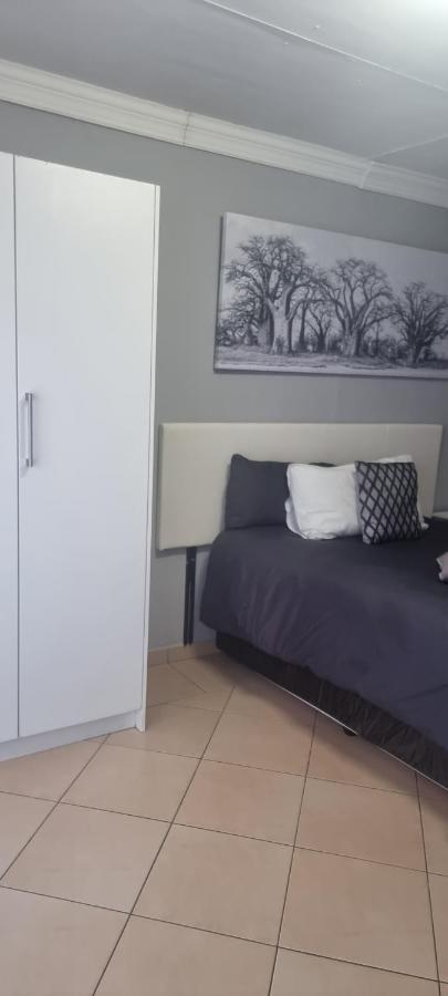 Stay At Home Airport Lodge Kempton Park Bagian luar foto