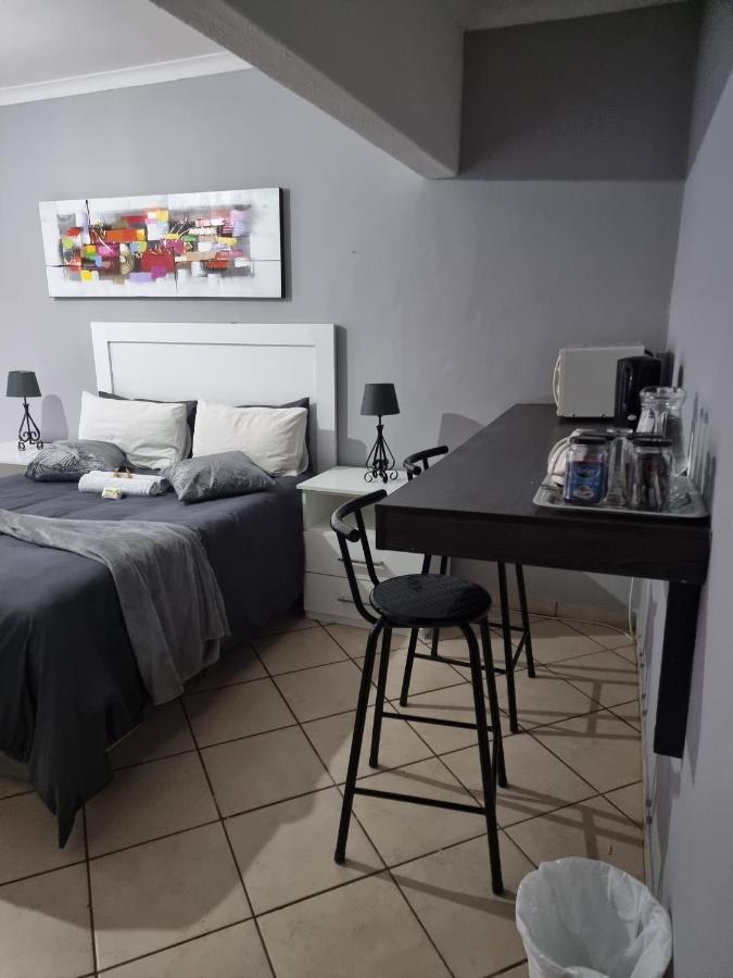Stay At Home Airport Lodge Kempton Park Bagian luar foto
