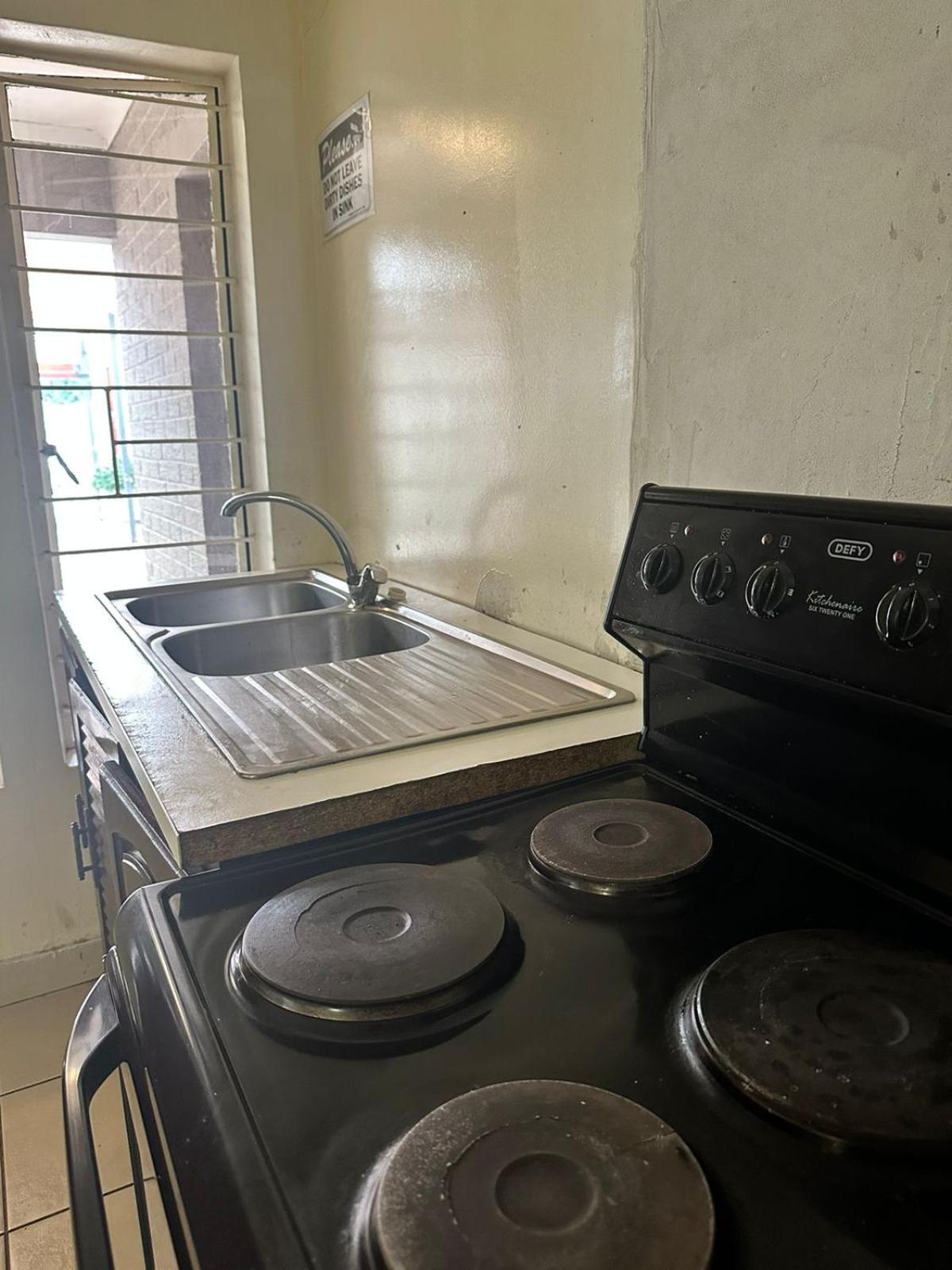 Stay At Home Airport Lodge Kempton Park Bagian luar foto